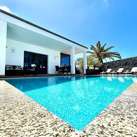 Villa A With Private Pool, Beachfront, Ac, Wifi, Bbq In Playa Blanca (Lanzarote)