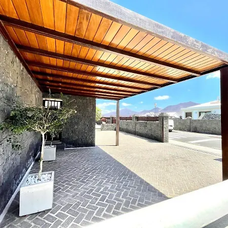 A With Private Pool, Beachfront, Ac, Wifi, Bbq In *