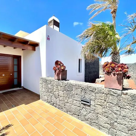 Villa A With Private Pool, Beachfront, Ac, Wifi, Bbq In *